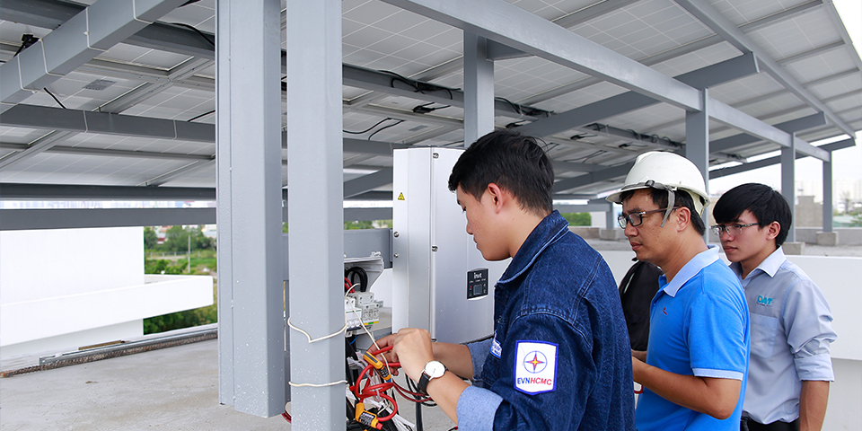 EVN lắp đặt miễn phí công tơ 2 chiều cho các dự án điện mặt trời